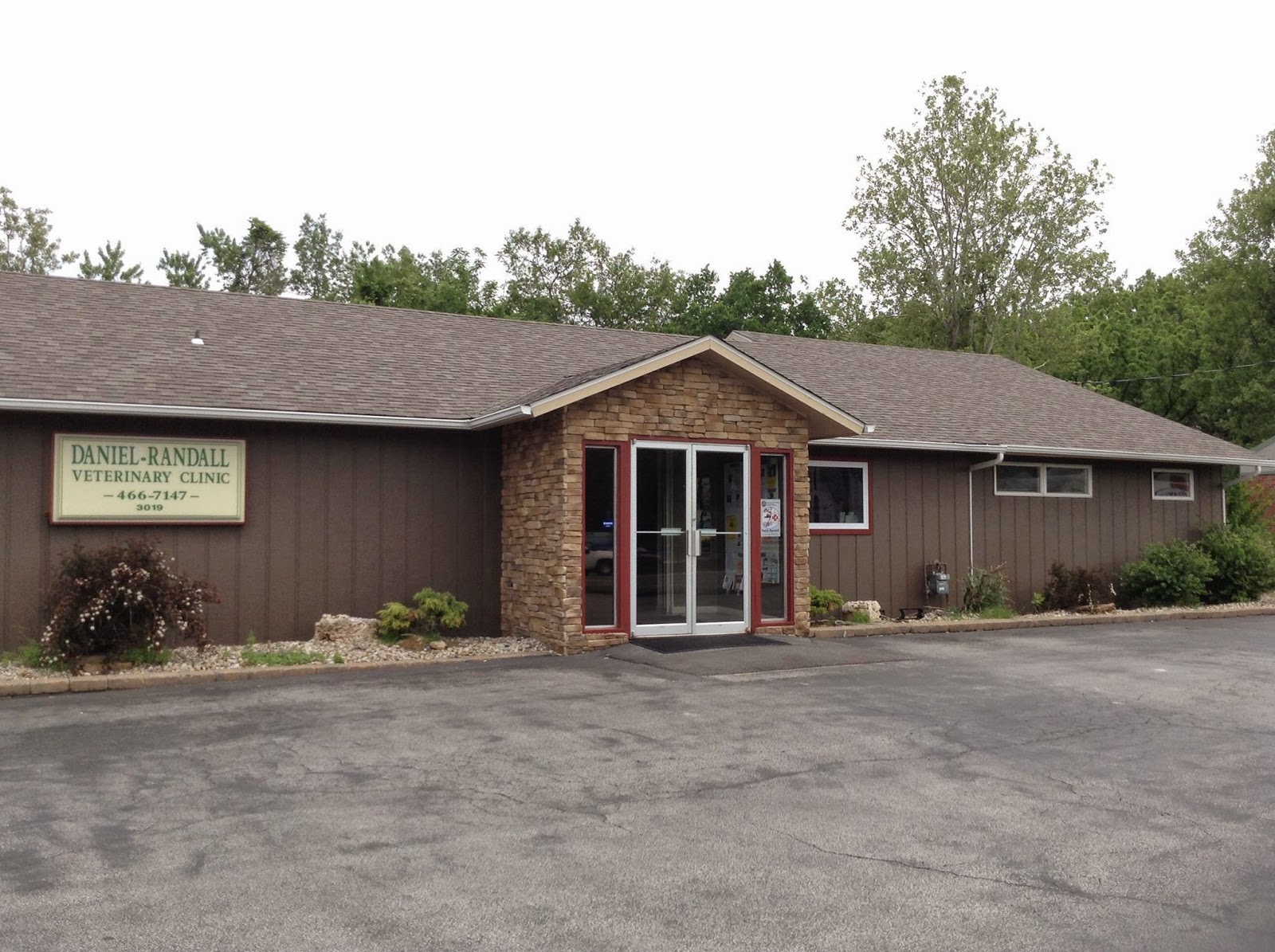 Daniel Randall Veterinary Clinic - Godfrey , United States