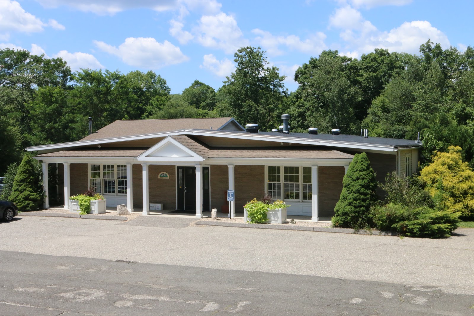 Litchfield Veterinary Hospital - Litchfield , United States