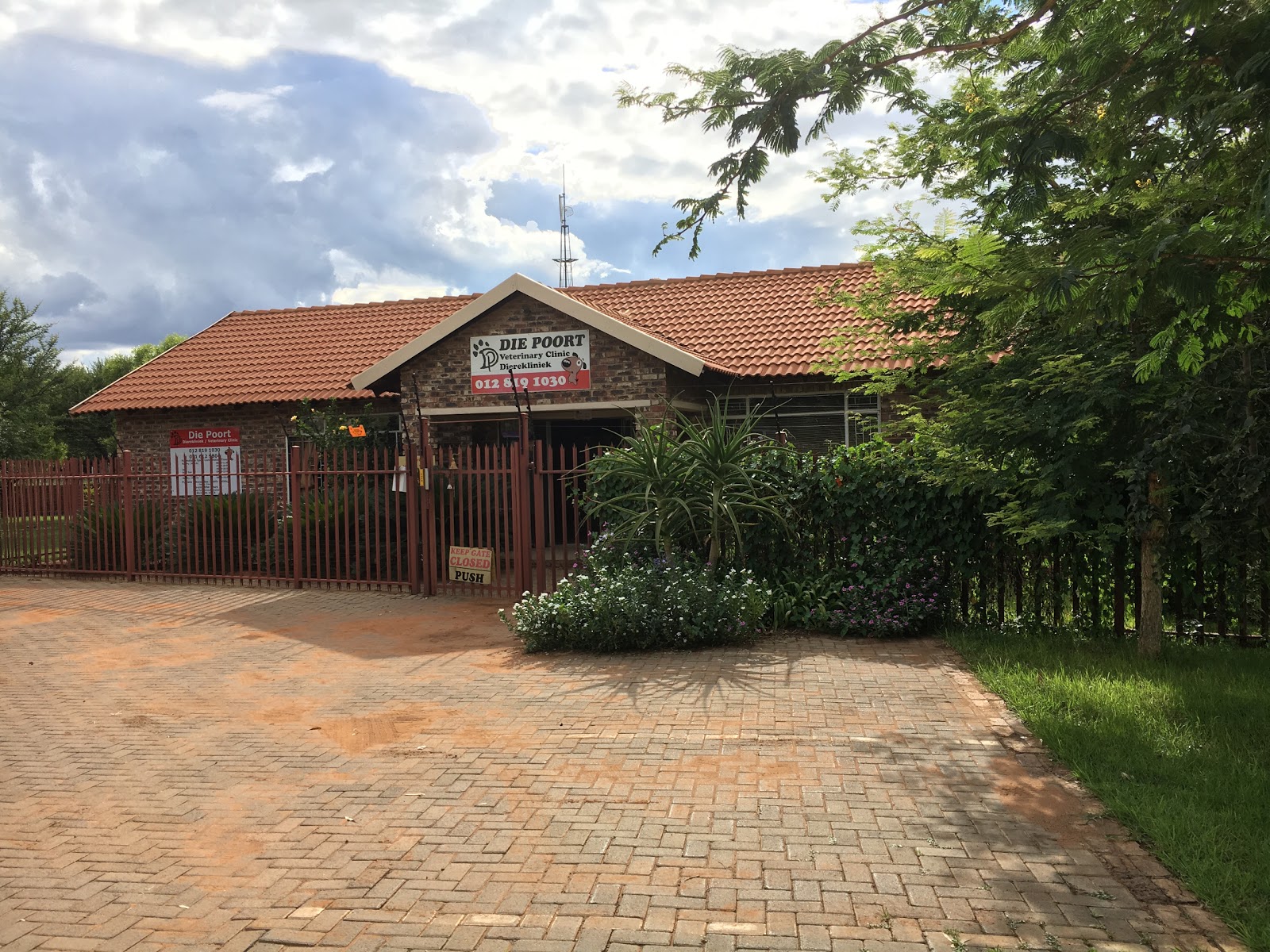 Die Poort Dierekliniek / Veterinary Clinic - Pretoria , South Africa